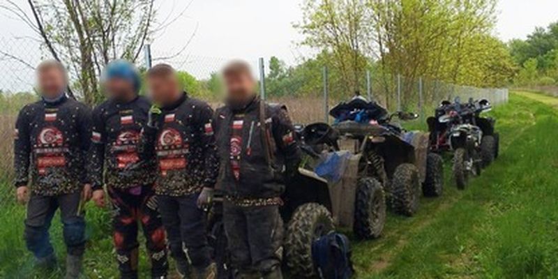 Четверо поляков на квадроциклах "прорвали" границу Украины. Фото и видео