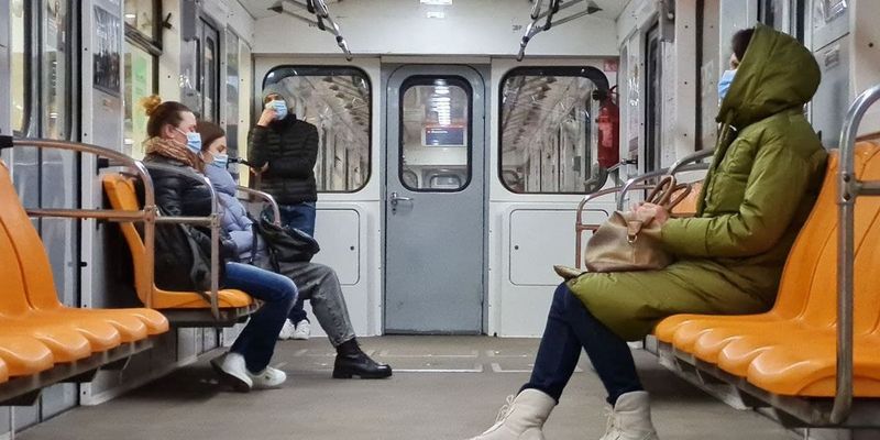 В Киеве подростки устроили "курилку" прямо в вагоне метро
