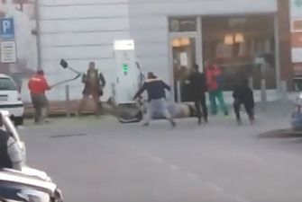 Українці та роми відгамселили один одного лопатами в Словаччині: відео епічного "махача"