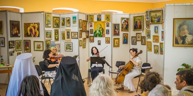 В Сумах ко дню православной семьи открылась выставка женского творчества