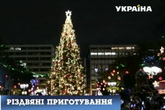Первая за несколько лет елка в Афинах и травмоопасная елка Литвы: как готовятся к праздниками в мире