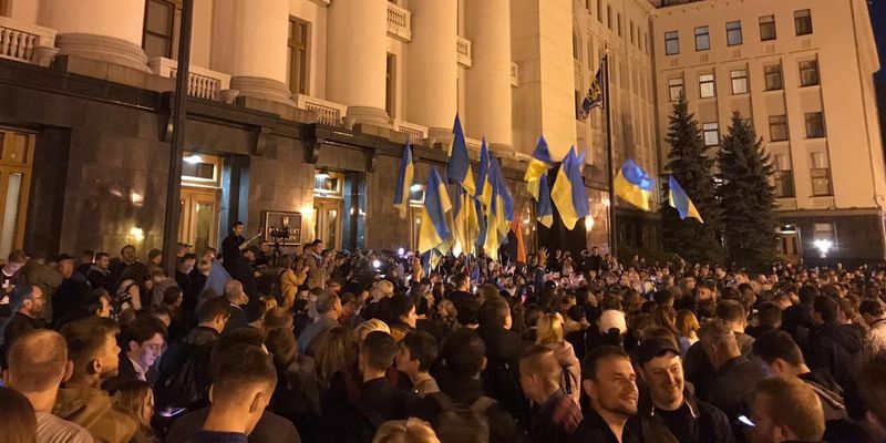 "Ночной дозор" на Банковой": под Офисом президента продолжат протестовать против возможной капитуляции