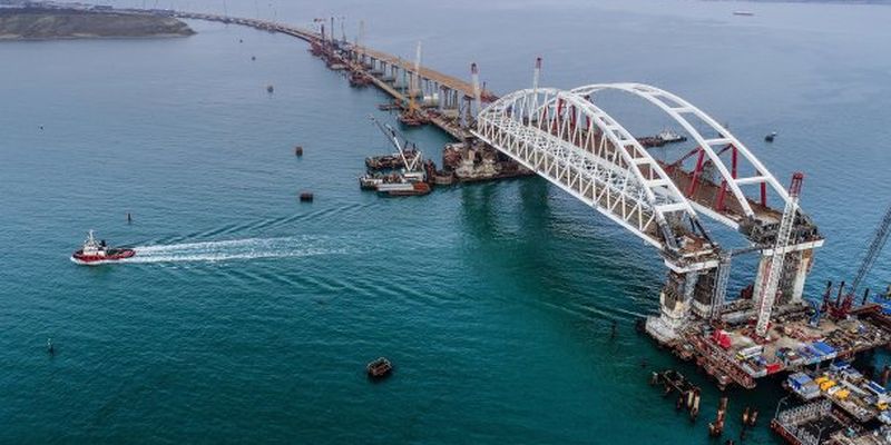 Оккупанты в Крыму перекрыли Керченский мост