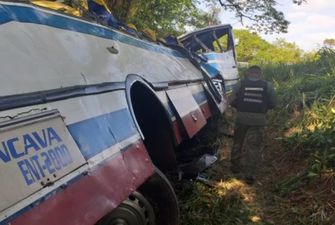 В Венесуэле перевернулся автобус: 16 погибших