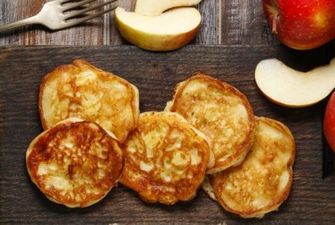 Оладьи с яблоками, творогом и медом: рецепт вкусного и нежного завтрака