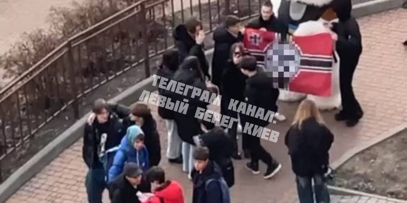 Картинка для росЗМІ? У Києві молодь розгорнула нацистський прапор, поліція вже відреагувала