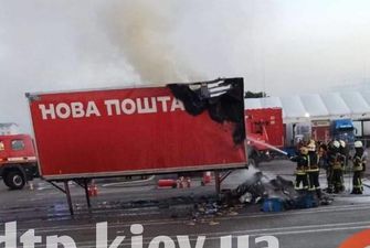 В Киеве сгорел прицеп с посылками "Новой почты"