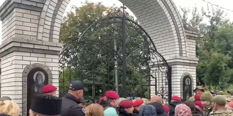 Забарикадувалися у церкві. Московські попи відмовилися іти з храму на Житомирщині