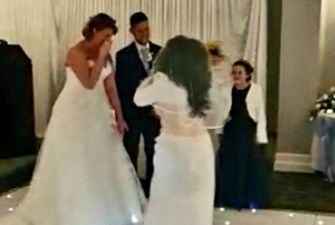 Екстремалка у білій сукні увірвалася на весілля і відшмагала нареченого: "Зупиніть!"