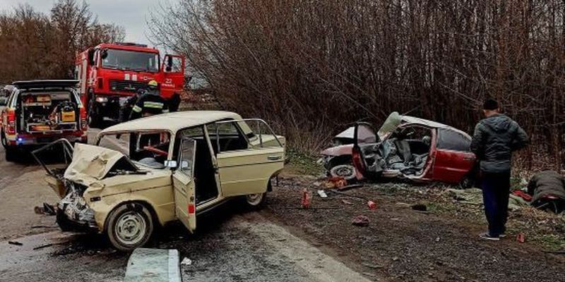 У Хмельницькій області сталася смертельна ДТП: потерпілого та тіла двох загиблих довелося вирізати з автівок