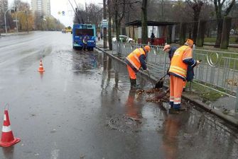 Дорожники показали, як рятують Київ від потопу
