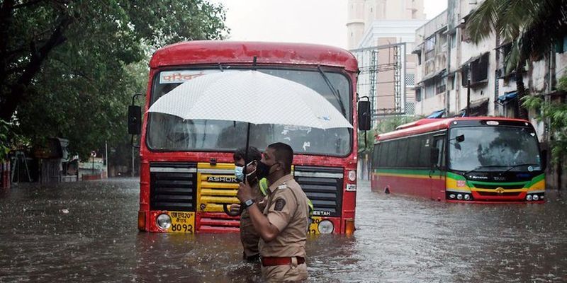 В Индии "зверствует" мощный разрушительный циклон