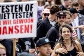 Акція в Нідерландах проти заборони фестивалів в пандемію зібрала десятки тисяч