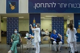 Израиль первым в мире одобрил третью COVID-прививку