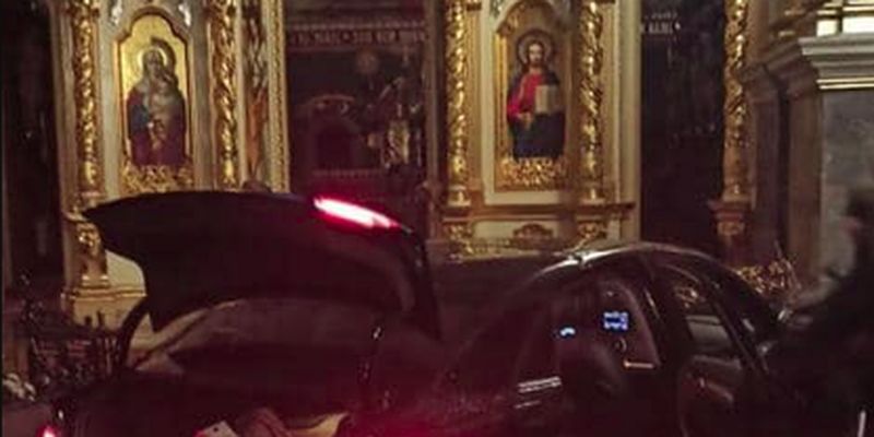 В Тернополе женщина протаранила двери собора и "прокатилась" по храму: фото и видео момента