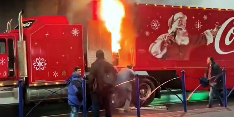 Праздник отменяется: в Румынии сгорел новогодний грузовик Coca-Cola