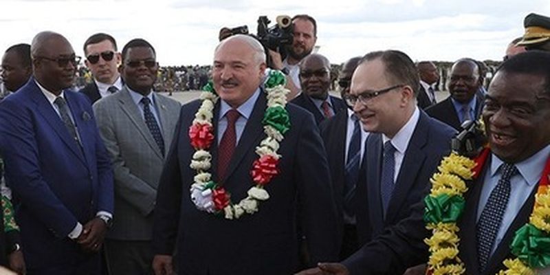 Меняет картошку на копья: сети повеселил визит Лукашенко в Зимбабве