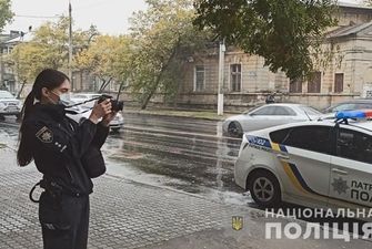 В Одессе иностранец на остановке изрезал девушку и мужчину