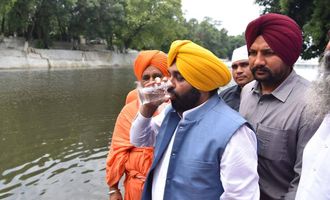 Индийский министр выпил стакан воды из "священной" реки и попал в больницу