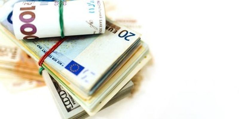 НБУ "заморозил" доллар и поднял евро: какой курс валют на черном рынке 27 июня