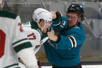 Пристрасті на льоду: російському хокеїсту розбили обличчя в його першій бійці в НХЛ
