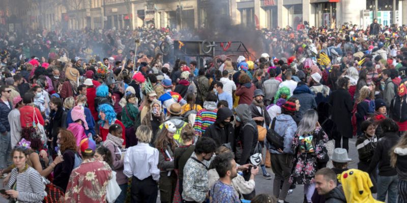 В Марселе полиция разогнала несанкционированный карнавал