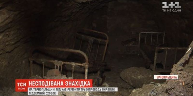 На Тернопільщині комунальники знайшли під землею повністю облаштовану спальню