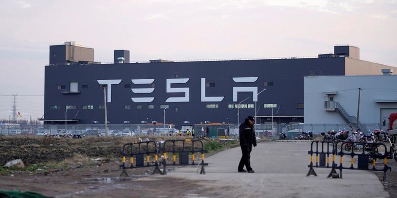 В Калифорнии на заводе Tesla возник пожар