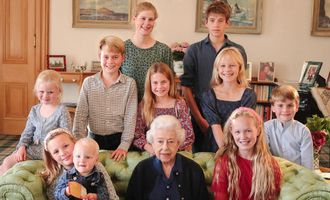 Послание королевы: тайный смысл на последней фотографии Елизаветы II с внуками