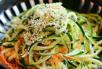 Витаминный салат из сырых кабачков по-корейски: быстрый рецепт