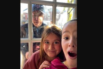 Как в "Один дома": Байден заглянул в окно к маленьким девочкам в Массачусетсе