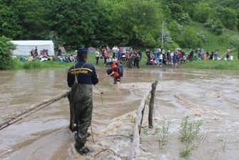 На Хмельниччині рятувальники евакуювали більше 200 учасників чемпіонату із туризму, відрізаних через сильний повінь