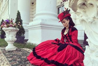 Звезда "Крепостной" Ксения Мишина выставила напоказ роскошное декольте: "А где белье?"