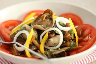Легкий овощной салат с маринованными грибами
