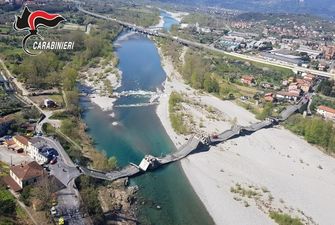 Мост в Италии рухнул с автомобилем