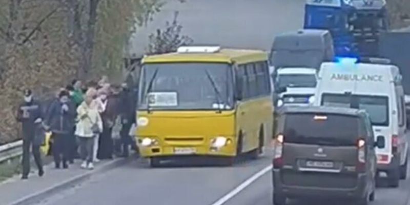 Маршрутка с пассажирами на полном ходу протаранила машины: видео ДТП