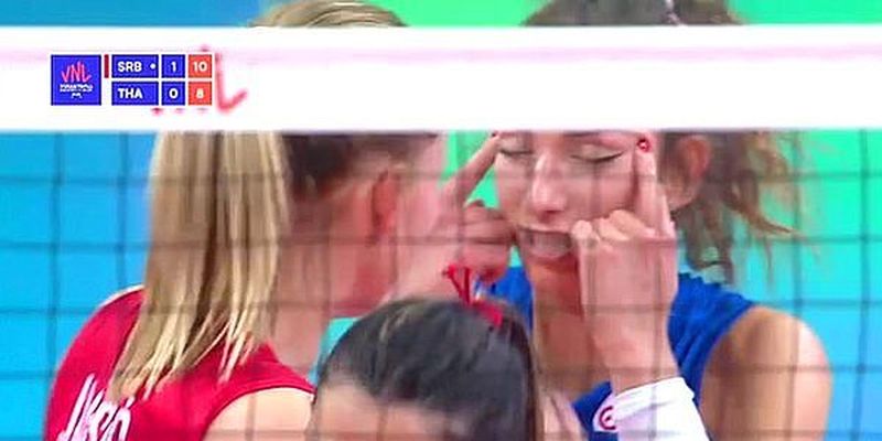 Сербская волейболистка была дисквалифицирована из-за расистского жеста во время матча против Таиланда