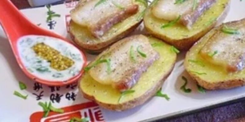Рецепт восхитительной картошки с салом и чесноком в духовке