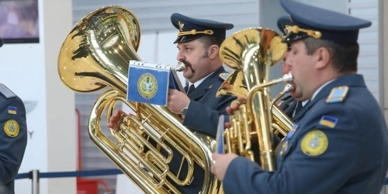 В аэропорту Харькова выступлением оркестра почтили «киборгов» из ДАП