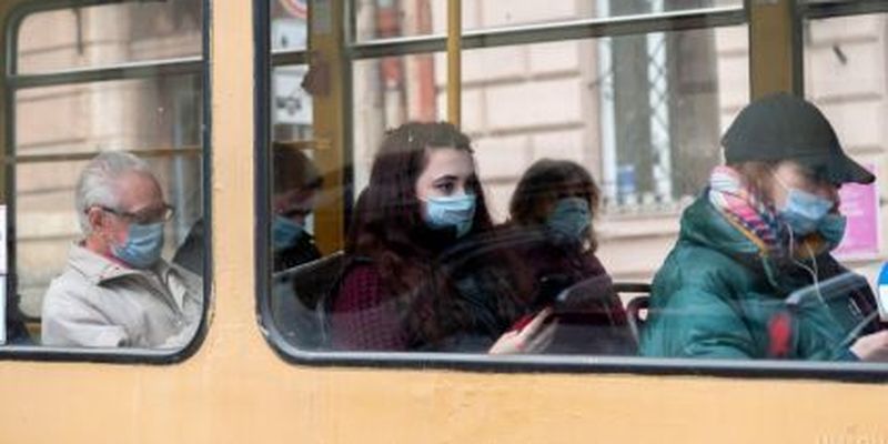 В Киеве пассажиры трамвая "разобрались" с красным Фордом