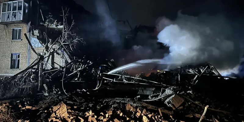 Удар по Новогродовке: спасатели нашли фрагменты тел под завалами