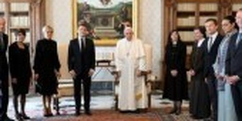 Макрон закликав католицьку церкву зіграти роль у встановленні миру в Україні