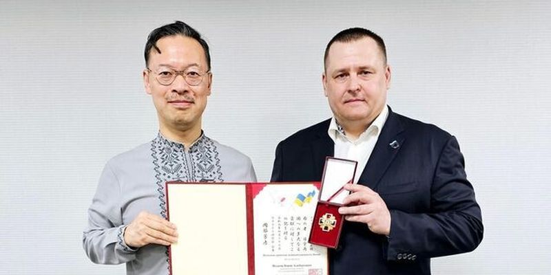 Профессор и украинист Окабе Йошихико вручил мэру Днепра Филатову награду за развитие украино-японских отношений