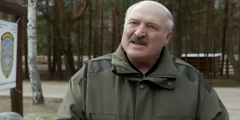 Олександр Лукашенко стягує російські ракети до кордону України