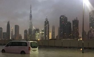 Дубайские небоскребы стоят "по колено" в воде. ВИДЕО