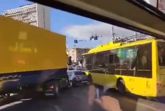 В столице на Левом берегу произошло масштабное ДТП с легковушкой, троллейбусом и грузовиком: движение ограничено