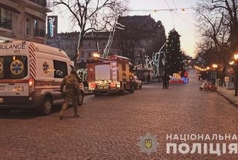 В центре Одессы "минировали" новогоднюю елку