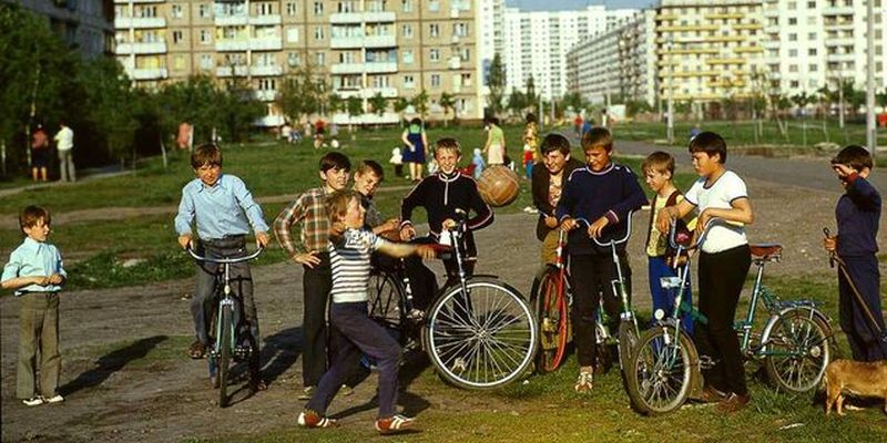 "Мир без айфонов..." Фото детей с велосипедами в Киеве 40 лет назад растрогало сеть