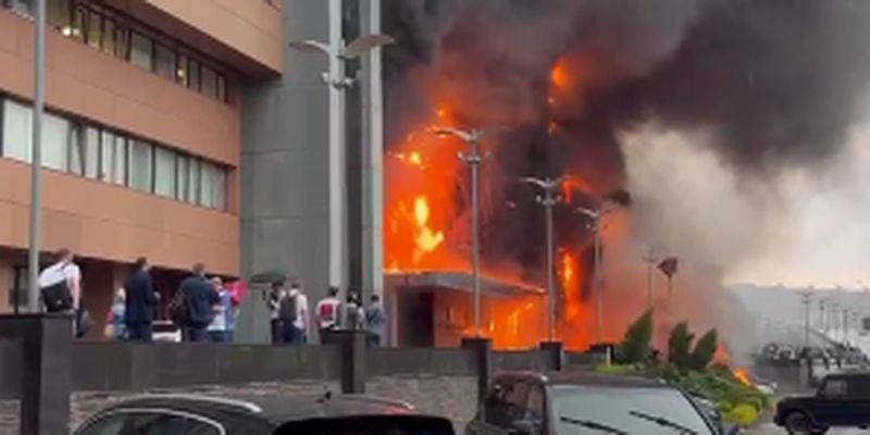Вспыхнуло с 1 по 4 этаж: в Москве горит крупный торговый центр, видео