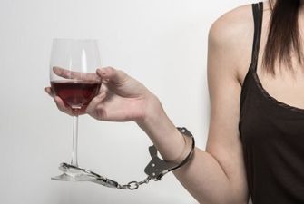Найпопулярніший засіб подолання тривоги: як алкоголь насправді впливає на наш мозок